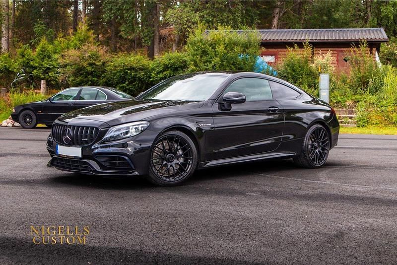 Svart Begagnad 2021 Mercedes C63S AMG AMG Sportkupé | 779 000 kr (Bra pris) - Bild 1/4