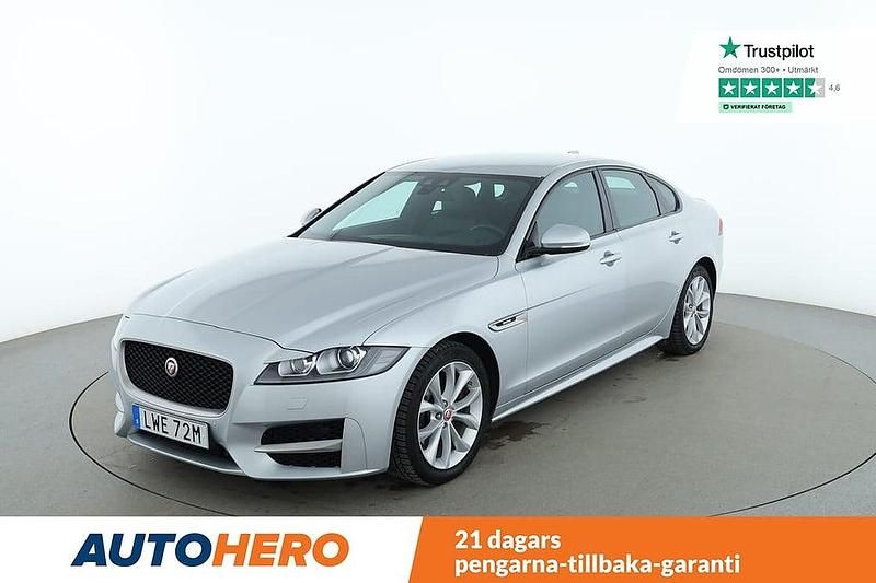 Grå Begagnad 2019 Jaguar XF R-Sport Sedan | 235 000 kr - Bild 1/4