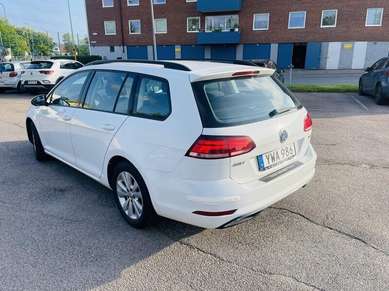 Vit Begagnad 2018 VW Golf VII Kombi | 155 000 kr (Lite dyr) - Bild 1/4