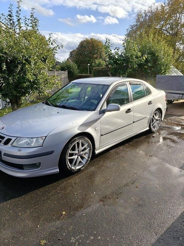 Silver Begagnad 2005 Saab 9-3 Aero Sedan | 15 000 kr (Superpris) - Bild 1/4