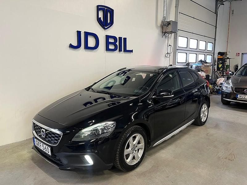 Svart Begagnad 2014 Volvo V40 Momentum Halvkombi | 109 800 kr (Marknadspris) - Bild 1/4