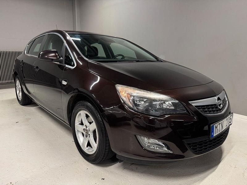 Brun Begagnad 2011 Opel Astra Enjoy Halvkombi | 54 900 kr (Marknadspris) - Bild 1/4