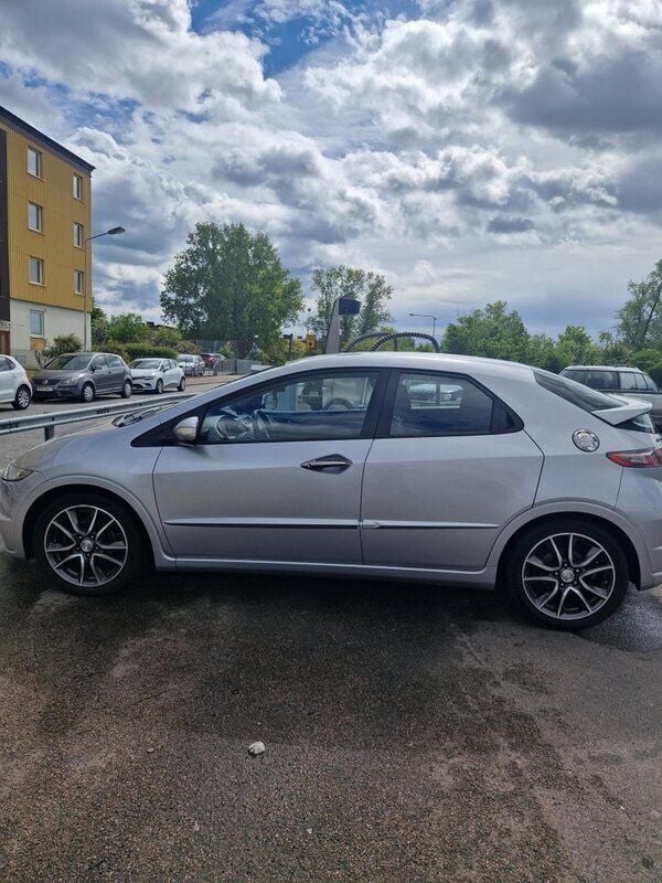 Silver Begagnad 2011 Honda Civic Sport Halvkombi | 78 000 kr (Lite dyr) - Bild 1/4