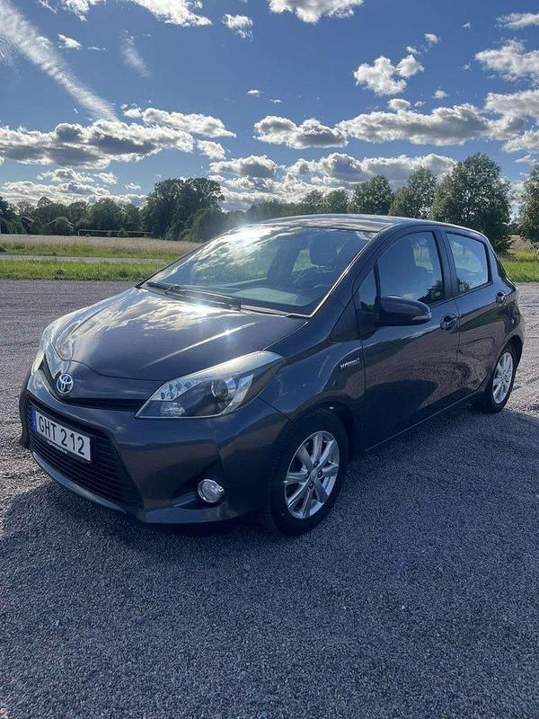 Grå Begagnad 2014 Toyota Yaris Hybrid Halvkombi | 119 000 kr (Marknadspris) - Bild 1/4