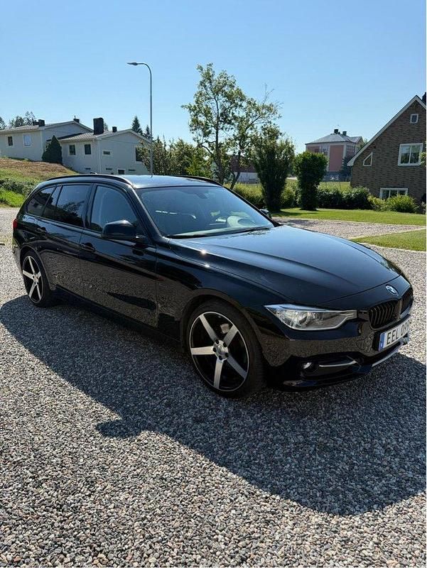 Svart Begagnad 2014 BMW 320 Sport Line Kombi | 149 900 kr (Marknadspris) - Bild 1/4