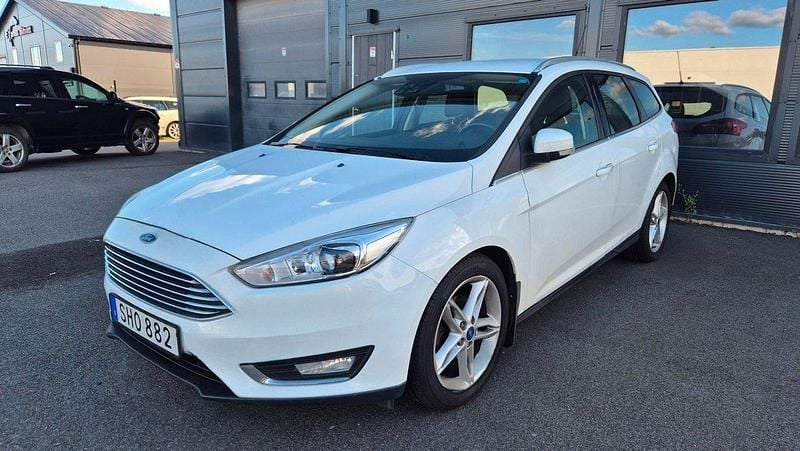 Vit Begagnad 2015 Ford Focus Titanium X Kombi | 94 900 kr (Lite dyr) - Bild 1/4