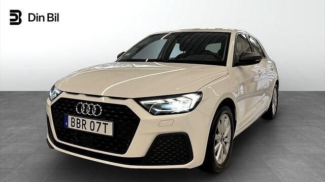 Vit Begagnad 2024 Audi A1 Sportback Proline Halvkombi | 249 000 kr (Marknadspris) - Bild 1/4