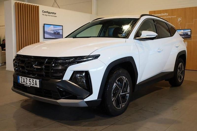 Vit Begagnad 2025 Hyundai Tucson Essential SUV | 389 900 kr (Marknadspris) - Bild 1/3