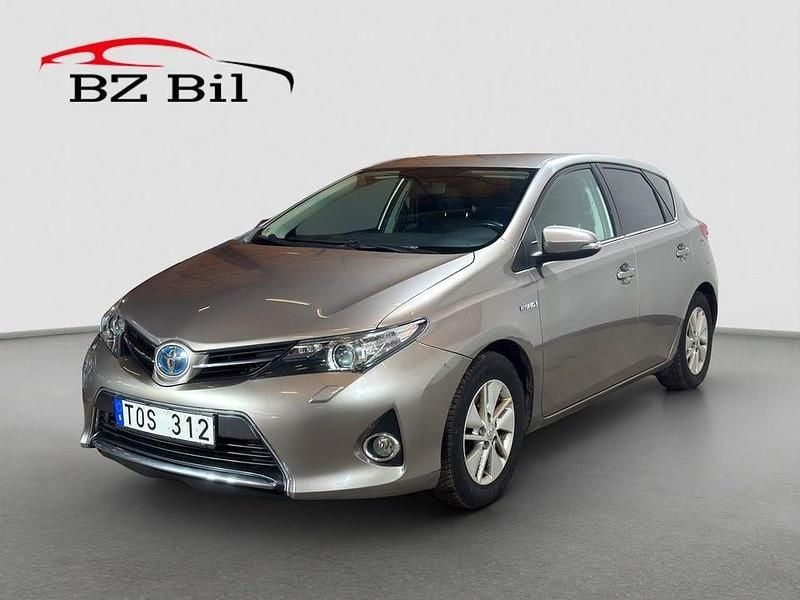 Brun Begagnad 2013 Toyota Auris Hybrid Active Halvkombi | 119 900 kr (Marknadspris) - Bild 1/4