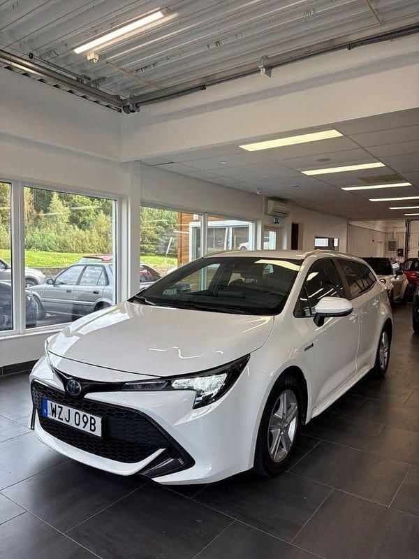 Vit Begagnad 2020 Toyota Corolla Active Kombi | 209 900 kr (Bra pris) - Bild 1/4