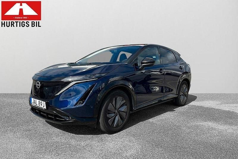 Blå (mörkblå met / svart tak) Begagnad 2023 Nissan Ariya Evolve SUV | 498 000 kr (Marknadspris) - Bild 1/4