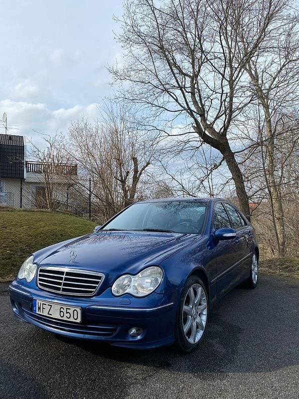 Begagnad 2005 Mercedes C200 Sedan | 15 000 kr (Superpris) - Bild 1/4