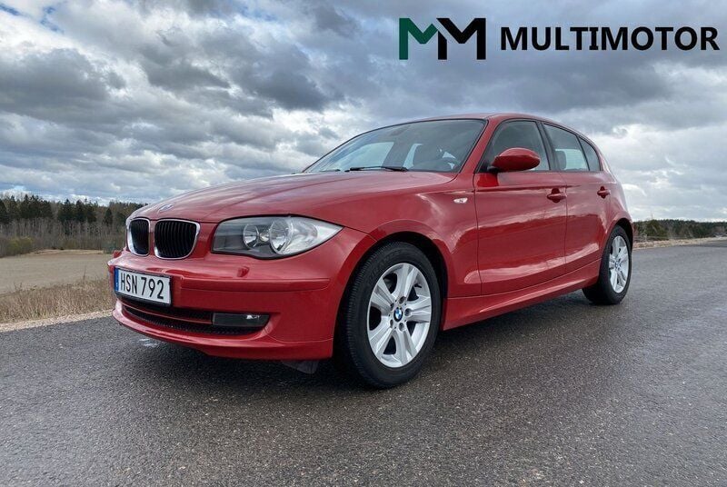 Röd Begagnad 2009 BMW 118 Advantage Halvkombi | 69 900 kr (Lite dyr) - Bild 1/4