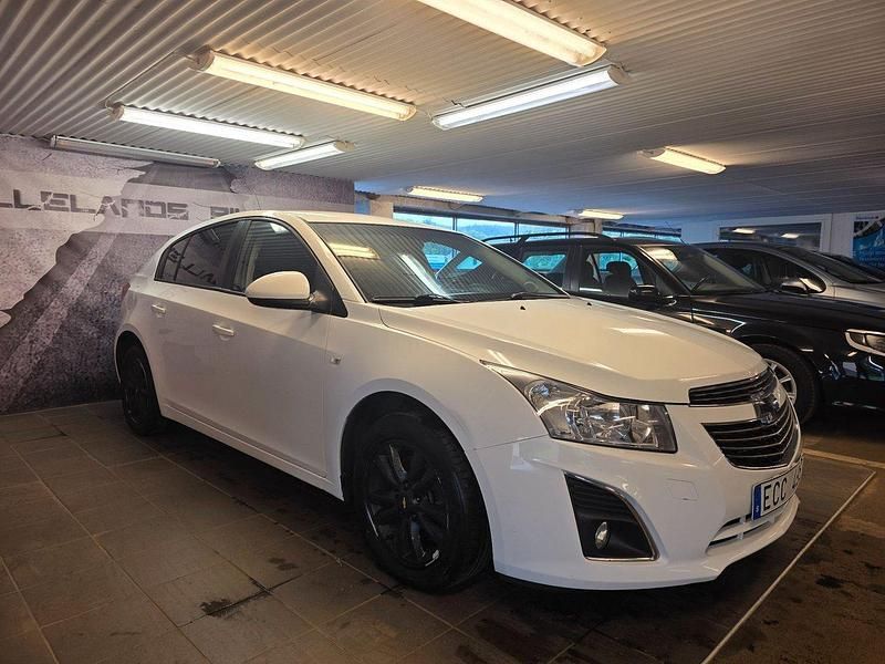 Vit Begagnad 2013 Chevrolet Cruze Halvkombi | 39 900 kr (Marknadspris) - Bild 1/4