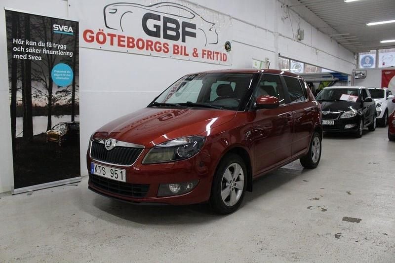 Röd Begagnad 2013 Skoda Fabia Ambiente Halvkombi | 64 900 kr (Marknadspris) - Bild 1/3