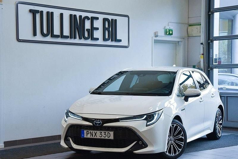 Vit Begagnad 2019 Toyota Corolla Hybrid Style Halvkombi | 217 900 kr (Marknadspris) - Bild 1/4