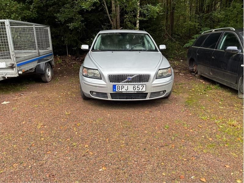 Grå Begagnad 2004 Volvo S40 Sedan | 8 000 kr (Superpris) - Bild 1/3