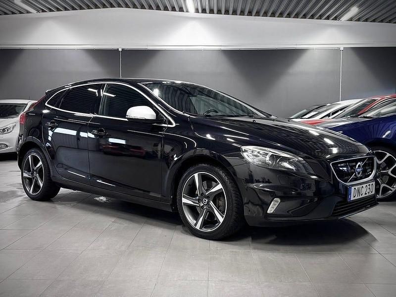 Svart Begagnad 2015 Volvo V40 R-Design Halvkombi | 159 900 kr (Marknadspris) - Bild 1/4