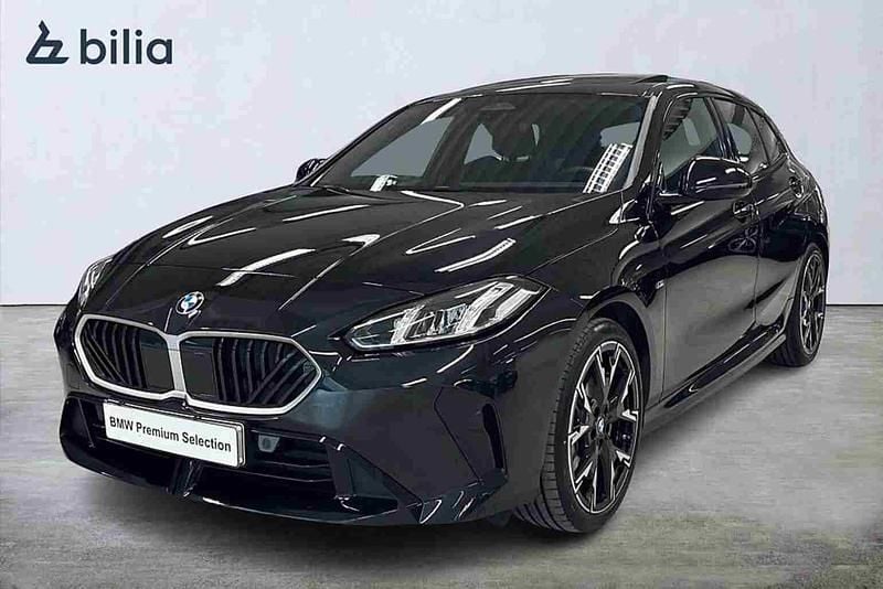Svart Begagnad 2024 BMW 120 Halvkombi | 369 900 kr - Bild 1/1