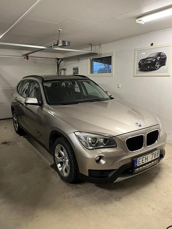 Champagne metallic Begagnad 2013 BMW X1 SUV | 94 000 kr (Marknadspris) - Bild 1/4