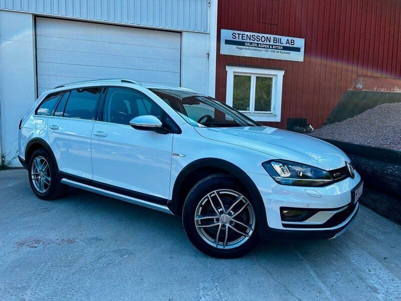 Vit Begagnad 2015 VW Golf Alltrack Kombi | 149 000 kr (Marknadspris) - Bild 1/4