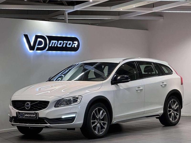 Vit Begagnad 2016 Volvo V60 CC Summum Kombi | 134 700 kr (Marknadspris) - Bild 1/4