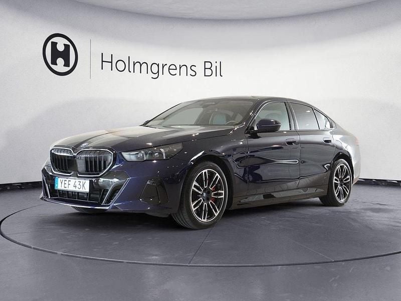 Blå Begagnad 2023 BMW 550e M Sport Sedan | 849 800 kr (Marknadspris) - Bild 1/4