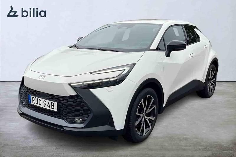 Vit Begagnad 2024 Toyota C-HR Style SUV | 399 900 kr (Marknadspris) - Bild 1/1