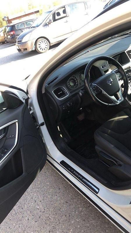 Vit Begagnad 2011 Volvo V60 Momentum Kombi | 89 000 kr (Marknadspris) - Bild 1/4