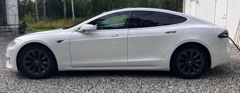 Pärlvit multicoat Begagnad 2019 Tesla Model S Halvkombi | 235 000 kr (Marknadspris) - Bild 1/3