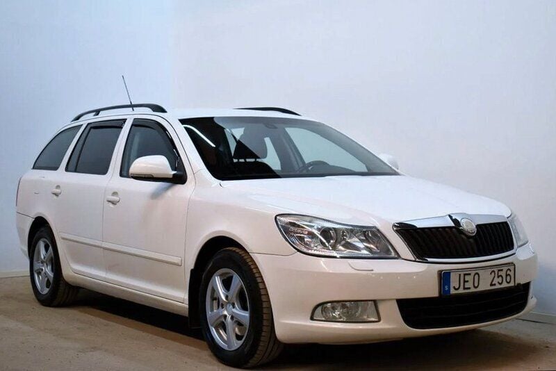 Vit Begagnad 2008 Skoda Octavia Kombi | 39 800 kr (Dyr) - Bild 1/4