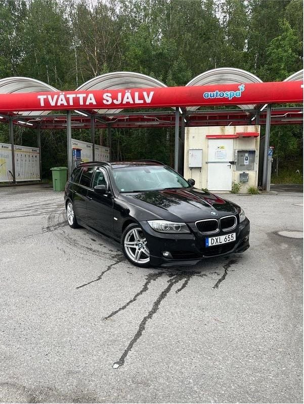 Svart Begagnad 2010 BMW 318 Sport Line Kombi | 58 000 kr (Bra pris) - Bild 1/4