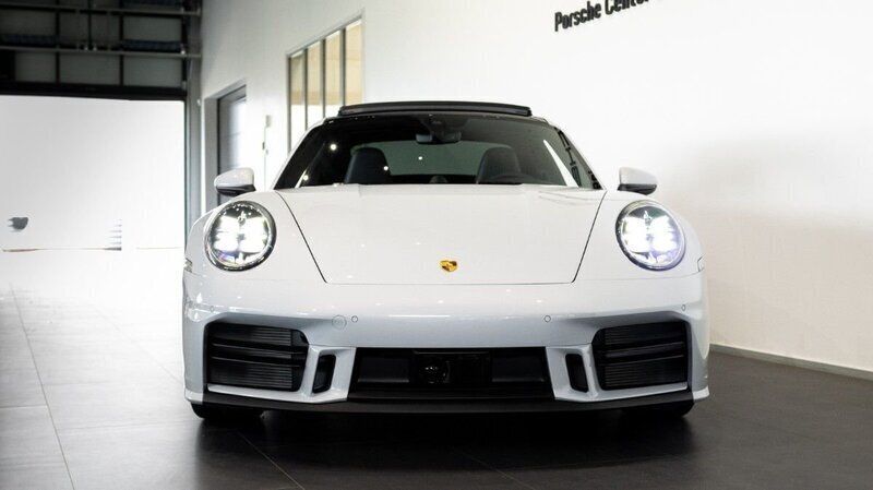 Ny Porsche 911 Carrera S 480 HK (353 kW) 2025 Ljusröd (white) Sportkupé