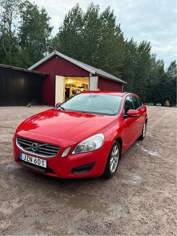 Röd Begagnad 2011 Volvo V60 Kinetic Kombi | 55 000 kr (Marknadspris) - Bild 1/4