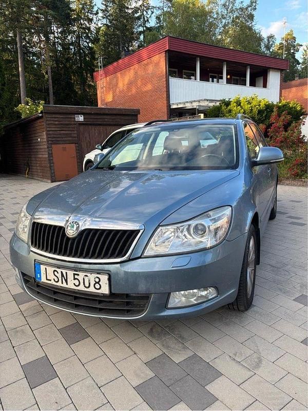 Blå Begagnad 2011 Skoda Octavia Elegance Kombi | 59 999 kr (Bra pris) - Bild 1/4