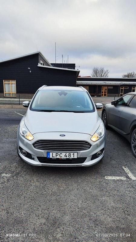 Grå Begagnad 2016 Ford S-MAX S Minibuss | 126 000 kr (Marknadspris) - Bild 1/4