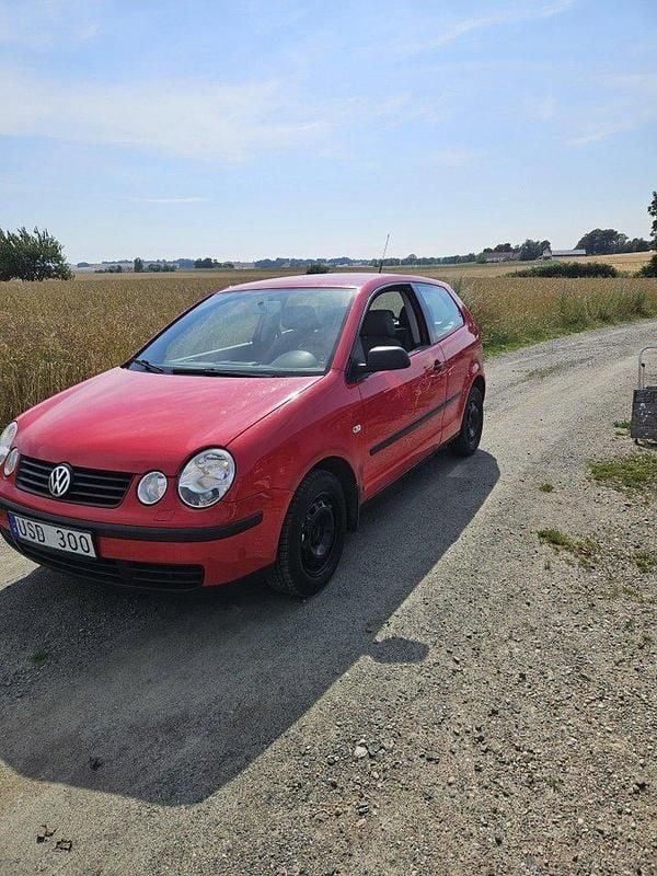 Röd Begagnad 2004 VW Polo Basis Halvkombi | 15 000 kr (Marknadspris) - Bild 1/4
