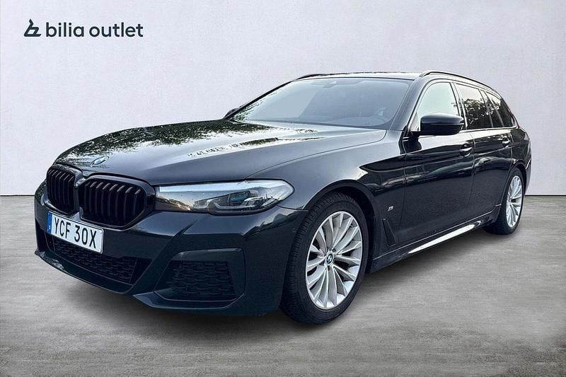 Svart Begagnad 2021 BMW 520 M Sport Kombi | 369 900 kr (Marknadspris) - Bild 1/4