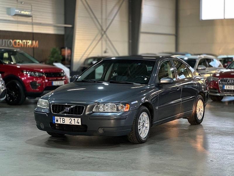 Grå Begagnad 2005 Volvo S60 Kinetic Sedan | 59 900 kr (Marknadspris) - Bild 1/4