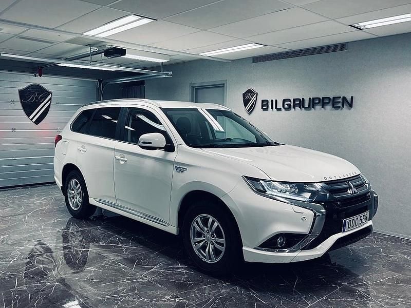Begagnad Mitsubishi Outlander P-HEV 121 HK (88 kW) 2016 Vit SUV