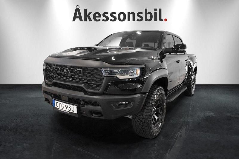 Svart Ny 2025 RAM 1500 Pickup | 1 449 000 kr - Bild 1/4
