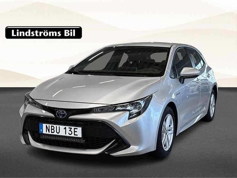 Silver Begagnad 2021 Toyota Corolla Hybrid Active Halvkombi | 224 000 kr (Marknadspris) - Bild 1/3