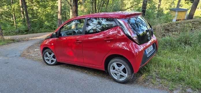 Röd Begagnad 2017 Toyota Aygo X-play Halvkombi | 91 000 kr (Marknadspris) - Bild 1/4