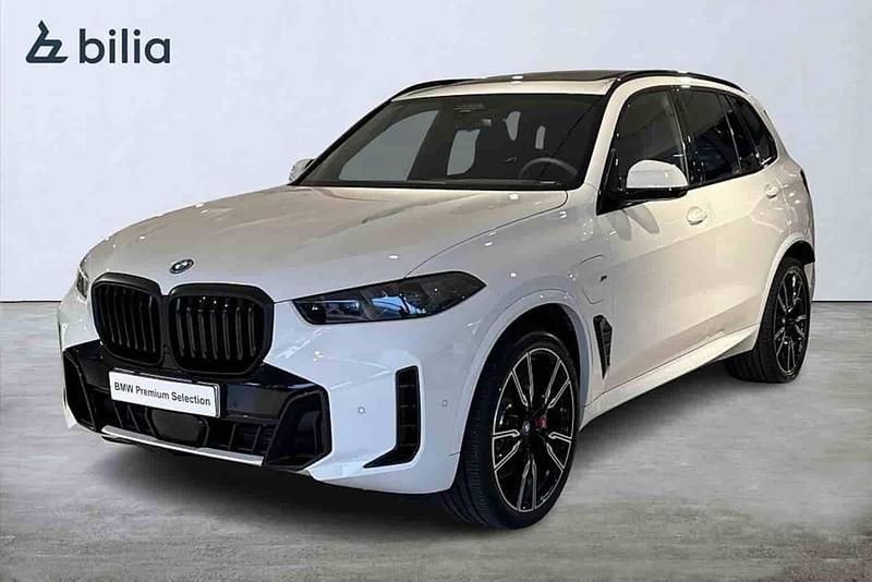 Vit Begagnad 2025 BMW X5 Comfort Edition SUV | 1 079 900 kr (Lite dyr) - Bild 1/1