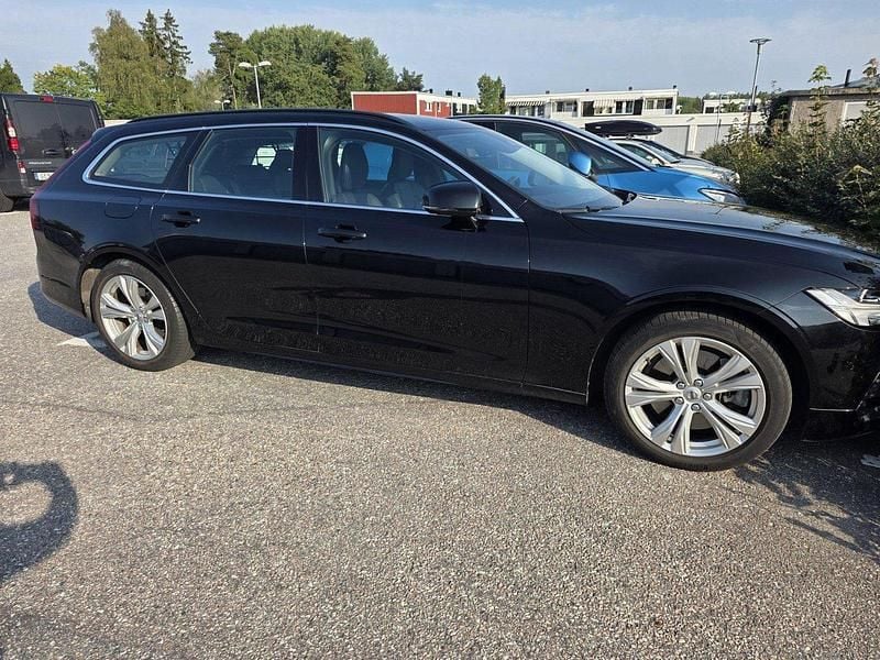 Svart Begagnad 2023 Volvo V90 Momentum Kombi | 245 000 kr (Superpris) - Bild 1/4