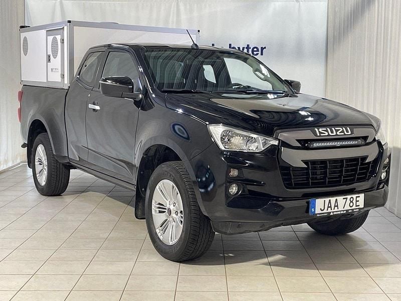 Svart (569 onyx black mica) Begagnad 2022 Isuzu D-Max Pickup | 499 000 kr (Superpris) - Bild 1/4