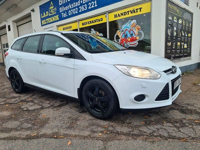 Vit Begagnad 2014 Ford Focus Trend Kombi | 52 000 kr (Marknadspris) - Bild 1/4