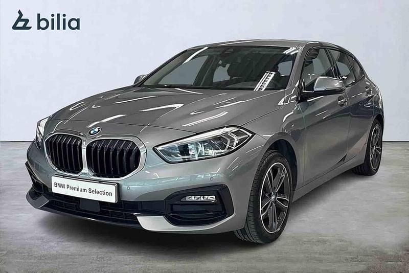 Grå Begagnad 2023 BMW 118 Halvkombi | 234 900 kr - Bild 1/1
