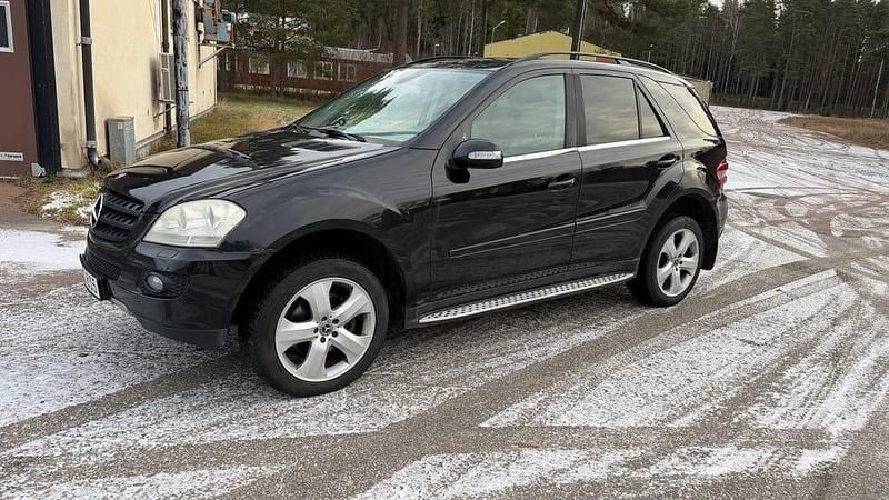 Obsidian svartz metallic Begagnad 2007 Mercedes ML320 SUV | 55 000 kr (Dyr) - Bild 1/4