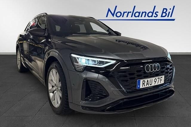 Daytonagrå pärleffekt Begagnad 2023 Audi Q8 e-tron S-Line SUV | 639 000 kr (Marknadspris) - Bild 1/4